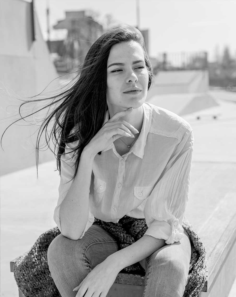 beautiful-elegant-woman-grayscale